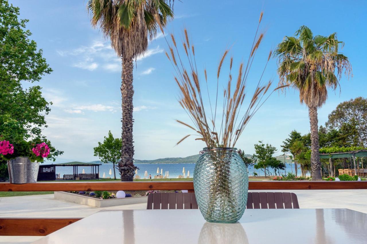 Komitsa Luxury Apartments Nea Roda Buitenkant foto