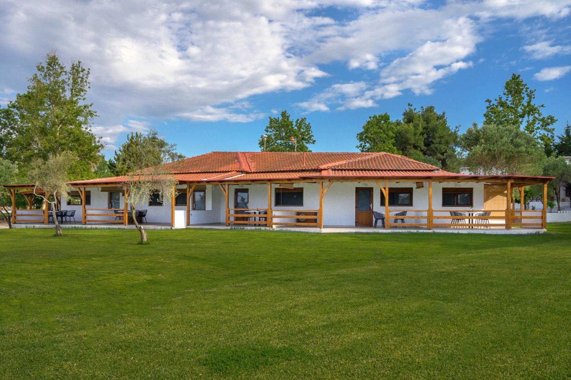 Komitsa Luxury Apartments Nea Roda Buitenkant foto
