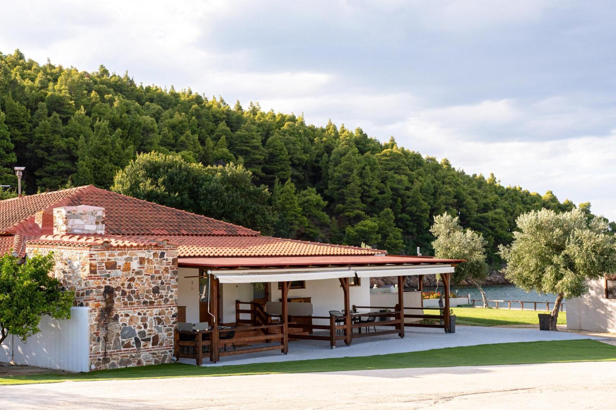 Komitsa Luxury Apartments Nea Roda Buitenkant foto