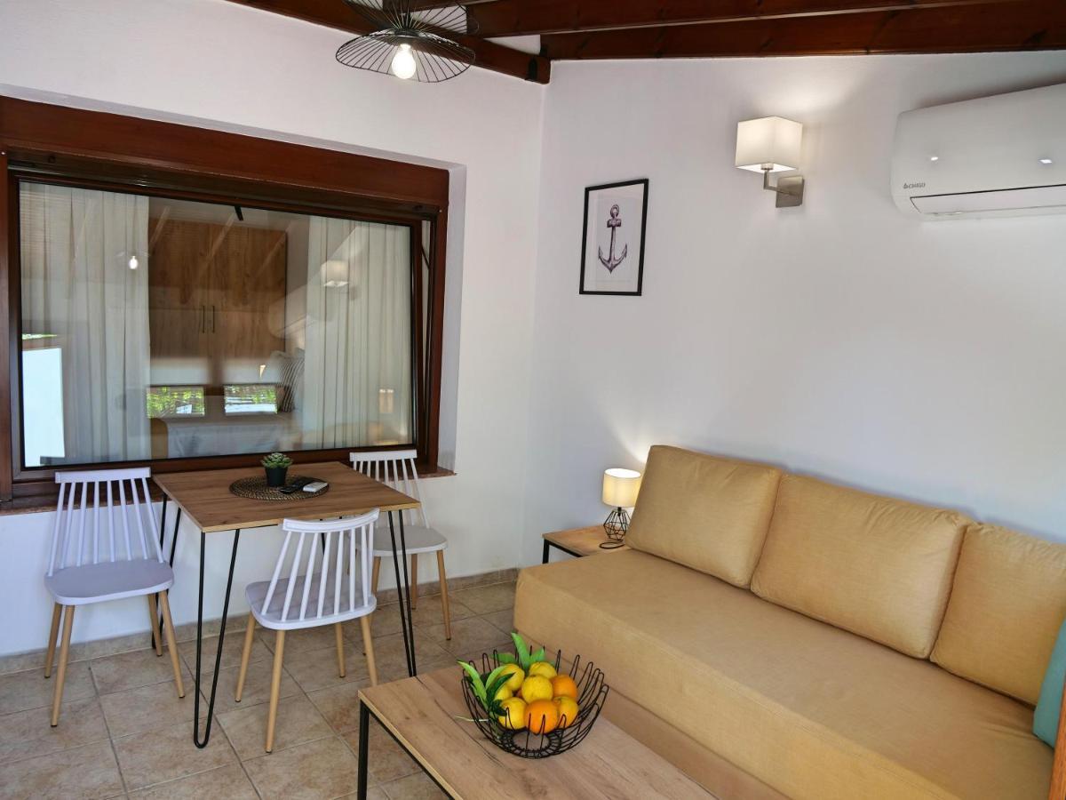 Komitsa Luxury Apartments Nea Roda Buitenkant foto
